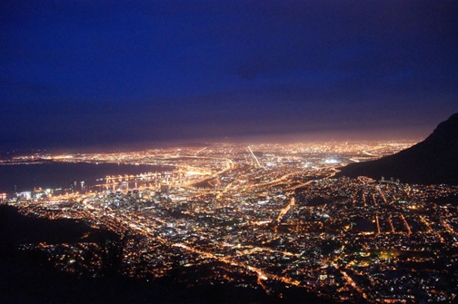 Vista aérea noturna da Cidade do Cabo